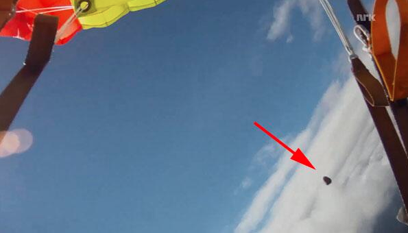 Her blir han nesten truffet av en meteoritt under et fallskjermhopp