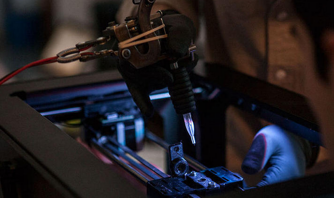 Mann tatovert av 3D-printer