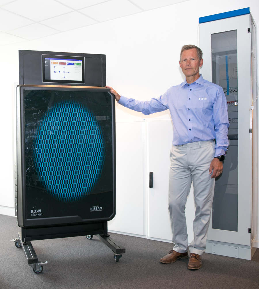 Jon_Helsingeng_leder_Eaton_Norge_her_ved_siden_av_det_smarte_batteriet_Eaton_xStorage_Home